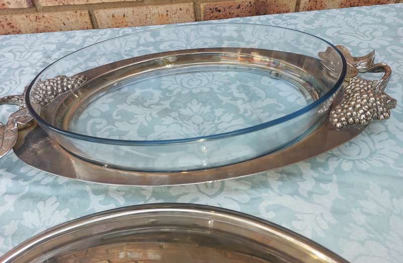 A VINTAGE CAROL BOYES STYLE ALLUMINIUM ALLOY SERVING PLATTER WIYH AND OVEN PROOF PLATTER SOLD AS IS