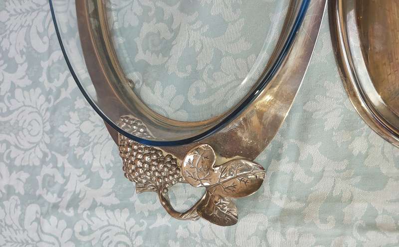 A VINTAGE CAROL BOYES STYLE ALLUMINIUM ALLOY SERVING PLATTER WIYH AND OVEN PROOF PLATTER SOLD AS IS