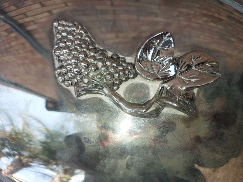 A VINTAGE CAROL BOYES STYLE ALLUMINIUM ALLOY SERVING PLATTER WIYH AND OVEN PROOF PLATTER SOLD AS IS