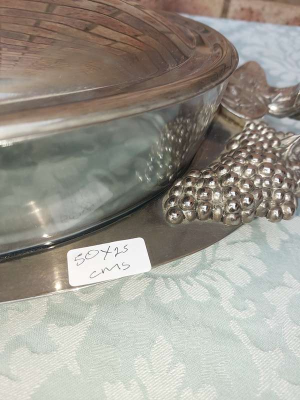 A VINTAGE CAROL BOYES STYLE ALLUMINIUM ALLOY SERVING PLATTER WIYH AND OVEN PROOF PLATTER SOLD AS IS