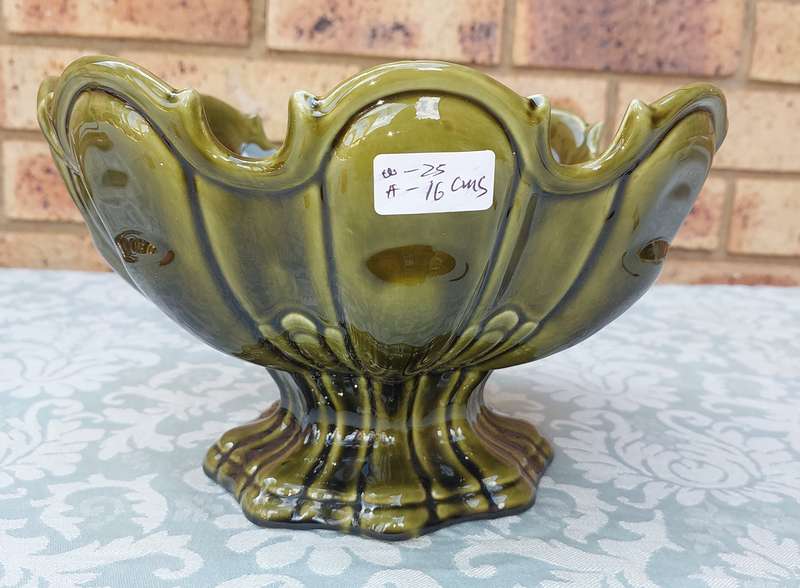 AN ART DECOR OLIVE GREEN CERAMIC PORCELAIN FRUIT BOWL SOLD AS IS