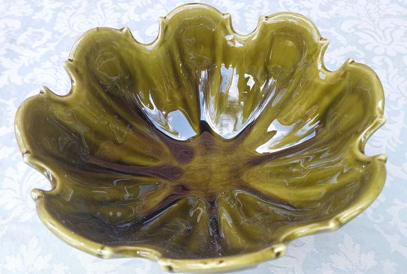 AN ART DECOR OLIVE GREEN CERAMIC PORCELAIN FRUIT BOWL SOLD AS IS