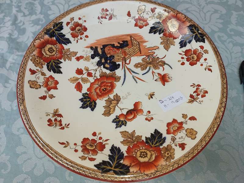 A VINTAGE WEDGE WOOD EASTERN FLOWER FOOTED CAKE STAND SOLD AS IS