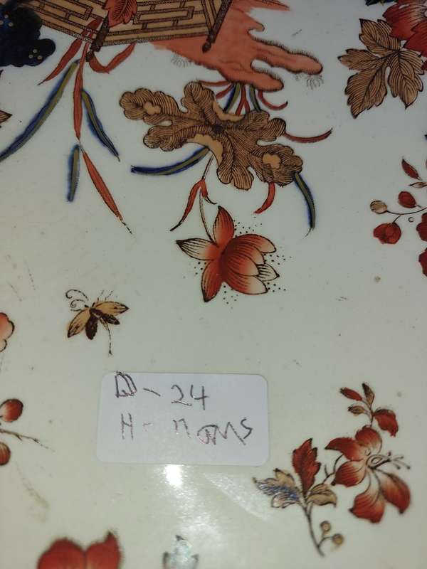 A VINTAGE WEDGE WOOD EASTERN FLOWER FOOTED CAKE STAND SOLD AS IS