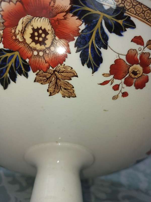 A VINTAGE WEDGE WOOD EASTERN FLOWER FOOTED CAKE STAND SOLD AS IS