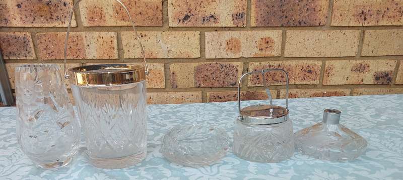 A JOBLOT GLASS UNTENSILS SOLD AS IS