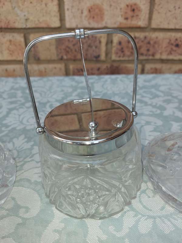 A JOBLOT GLASS UNTENSILS SOLD AS IS