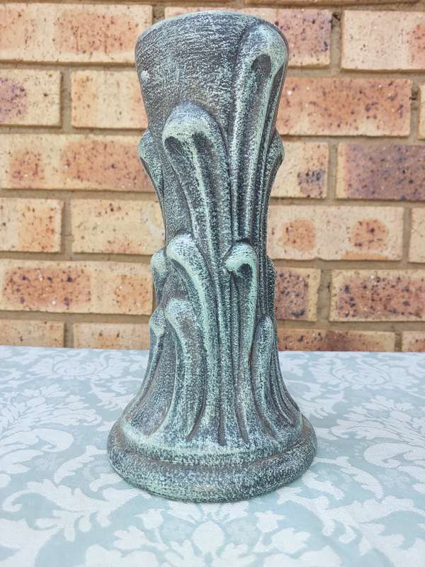AN ART DECR CERAMIC GREEN VASE SOLD AS IS