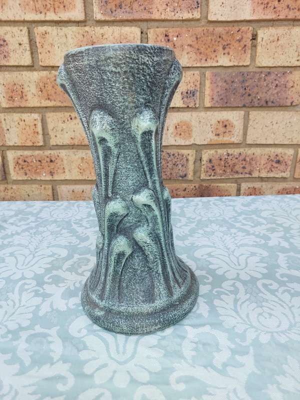 AN ART DECR CERAMIC GREEN VASE SOLD AS IS
