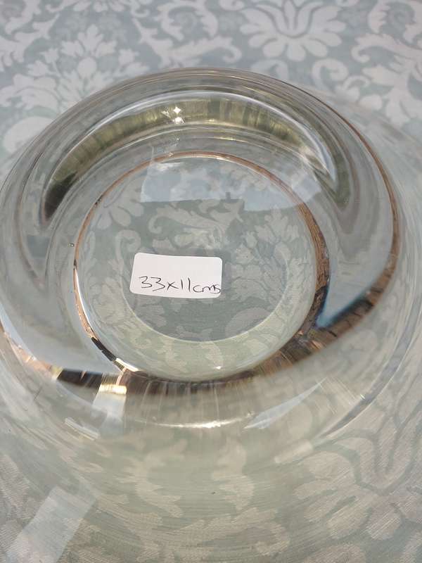 AN EXTRA LARGE GLASS SERVING BOWL SOLD AS IS