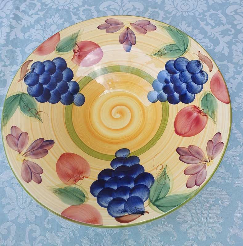 AN ART DECOR CLASSIC HAND PAINTED SERVING BOWL SOLD AS IS