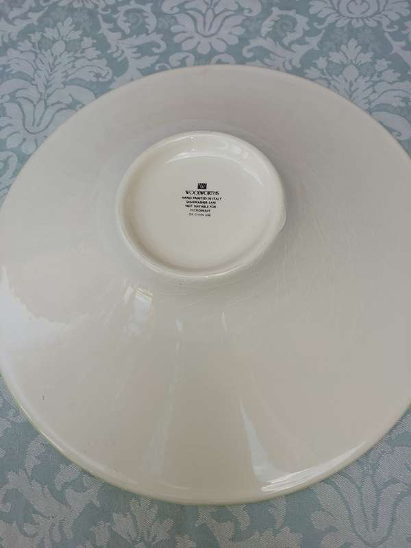 AN ART DECOR CLASSIC HAND PAINTED SERVING BOWL SOLD AS IS