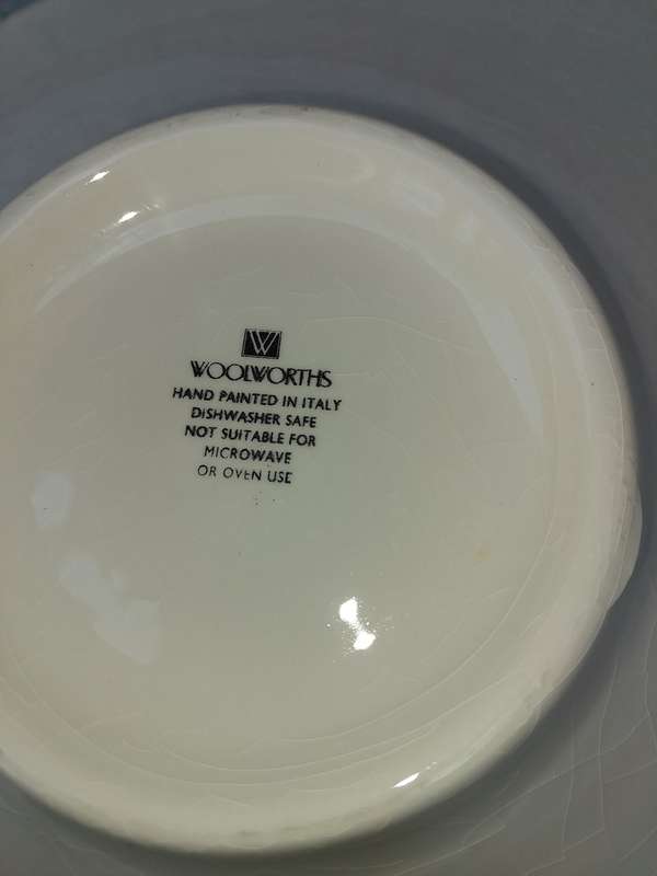 AN ART DECOR CLASSIC HAND PAINTED SERVING BOWL SOLD AS IS