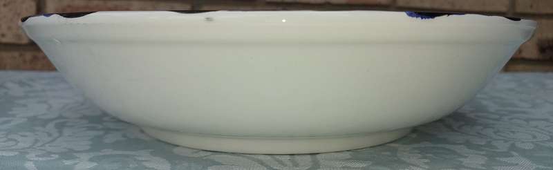 AN ART DECOR PAINTED PORCELAIN SERVING BOWL MADE IN ITALY SOLD AS IS