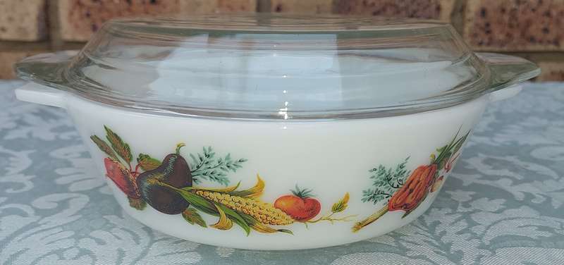 A VINTAGE GLASS CASSEROLE WITH A LID SOLD AS IS