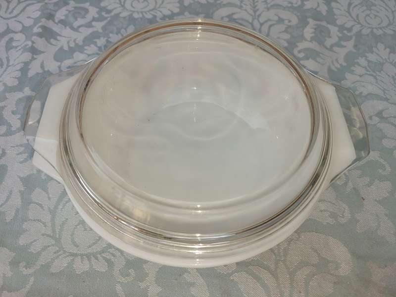 A VINTAGE GLASS CASSEROLE WITH A LID SOLD AS IS
