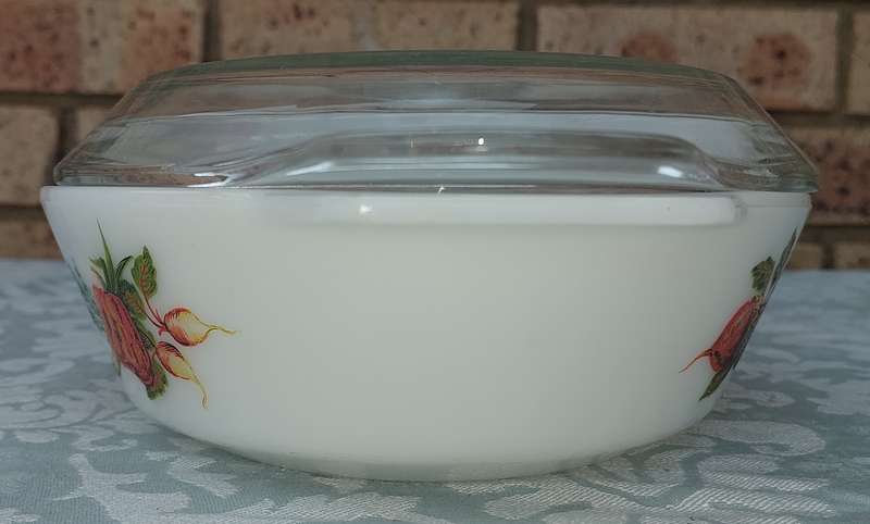 A VINTAGE GLASS CASSEROLE WITH A LID SOLD AS IS