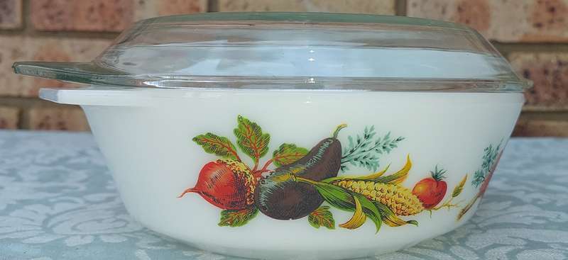 A VINTAGE GLASS CASSEROLE WITH A LID SOLD AS IS