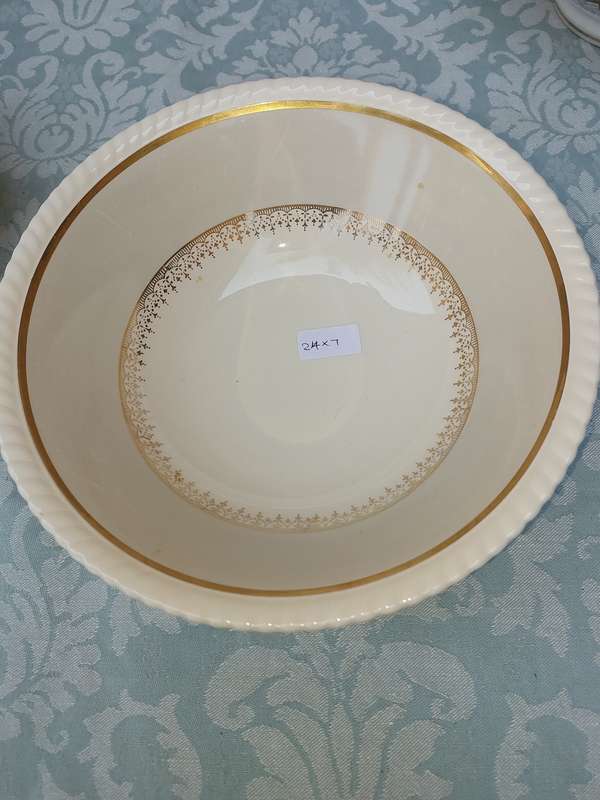 AN OLD ENGLISH JOHNSON BROS WHITE PORCELAIN AND GOLD DESIGN INLAY  AND 3OTHER PORCELAIN AND CERAMIC