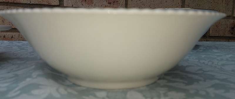 AN OLD ENGLISH JOHNSON BROS WHITE PORCELAIN AND GOLD DESIGN INLAY  AND 3OTHER PORCELAIN AND CERAMIC