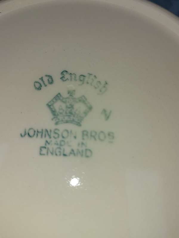 AN OLD ENGLISH JOHNSON BROS WHITE PORCELAIN AND GOLD DESIGN INLAY  AND 3OTHER PORCELAIN AND CERAMIC
