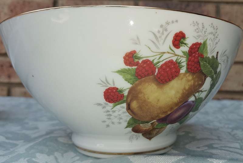 AN OLD ENGLISH JOHNSON BROS WHITE PORCELAIN AND GOLD DESIGN INLAY  AND 3OTHER PORCELAIN AND CERAMIC