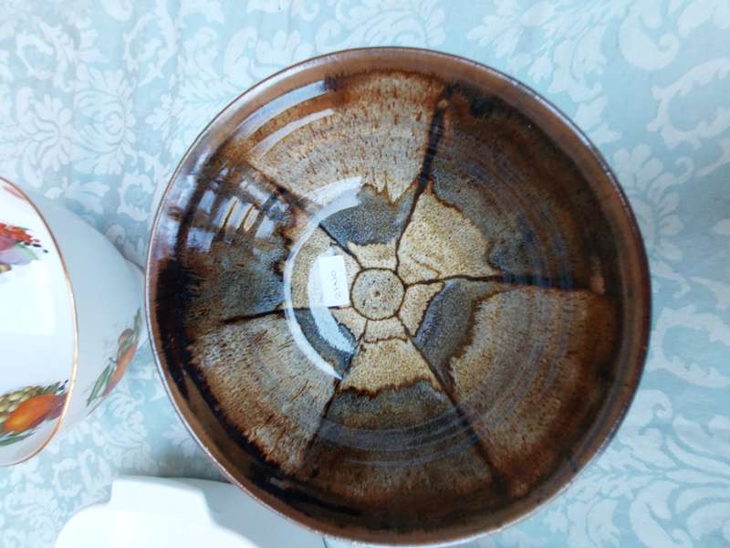 AN OLD ENGLISH JOHNSON BROS WHITE PORCELAIN AND GOLD DESIGN INLAY  AND 3OTHER PORCELAIN AND CERAMIC