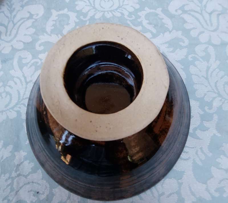 AN OLD ENGLISH JOHNSON BROS WHITE PORCELAIN AND GOLD DESIGN INLAY  AND 3OTHER PORCELAIN AND CERAMIC