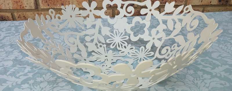 An art decor metal fruit bowl\basket sold as is