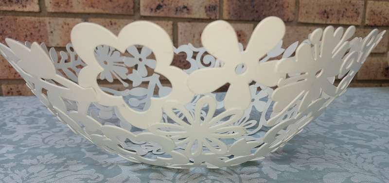 An art decor metal fruit bowl\basket sold as is