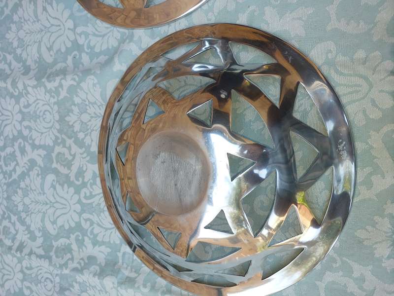 A PAIR OF CAROL BOYES STYLE ALLOY FRUIT SERVING BASKET BOWLS SOLD AS IS