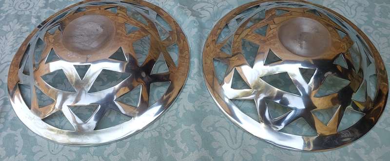 A PAIR OF CAROL BOYES STYLE ALLOY FRUIT SERVING BASKET BOWLS SOLD AS IS