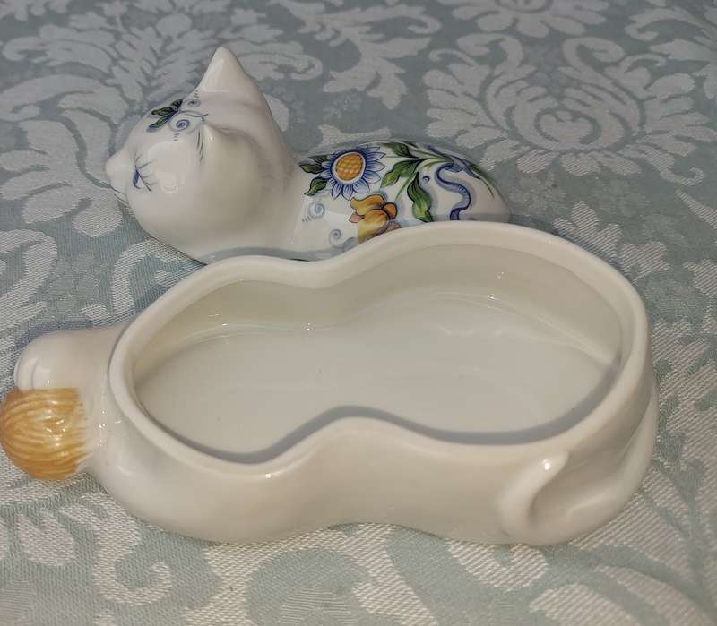 A COLLECTION OF PORCELAIN FIGURINES AND ORNAMENTS SOLD AS IS