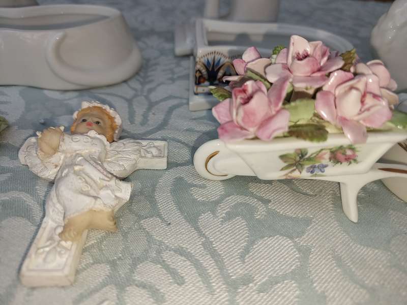 A COLLECTION OF PORCELAIN FIGURINES AND ORNAMENTS SOLD AS IS