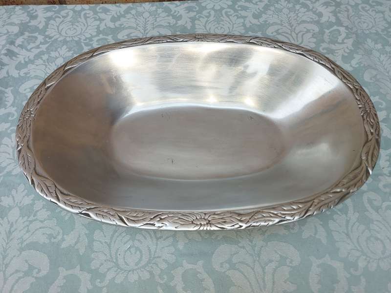 A VINTAGE HACIENDA REAL MEXICAN PUTHAL SERVING PLATTER SOLD AS IS