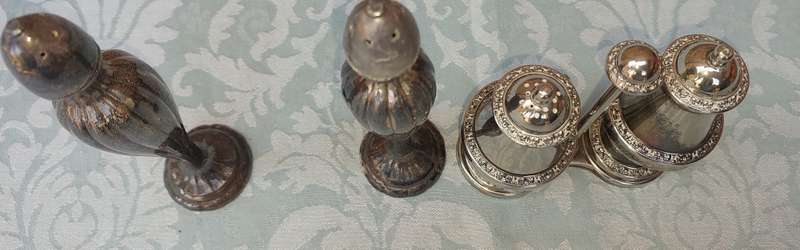A COLLECTION OF KITCHEN UTENSILS SOLD AS IS