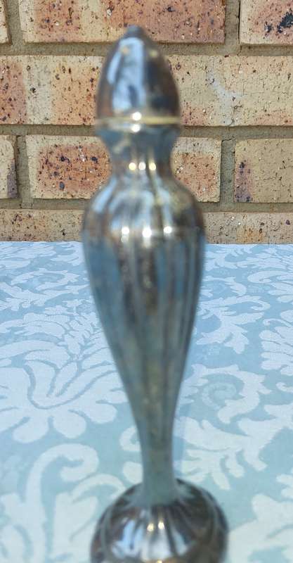 A COLLECTION OF KITCHEN UTENSILS SOLD AS IS