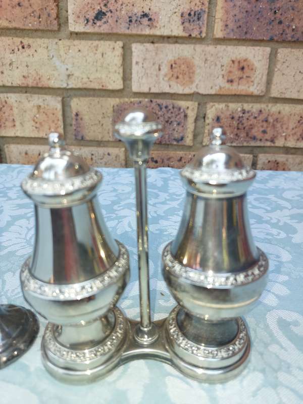 A COLLECTION OF KITCHEN UTENSILS SOLD AS IS