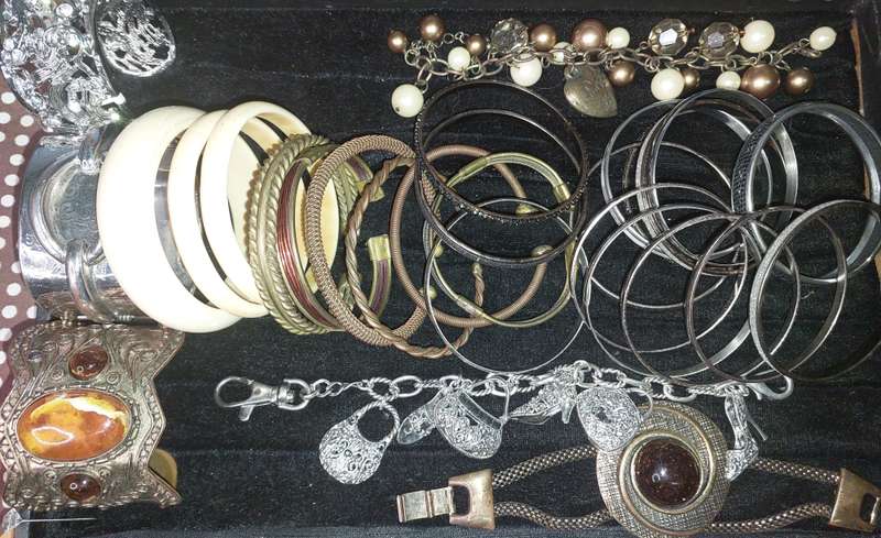 A VINTAGE COLLECTION QUALITY BANGLES AND BRACELETS SOLD AS IS