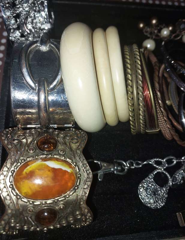 A VINTAGE COLLECTION QUALITY BANGLES AND BRACELETS SOLD AS IS