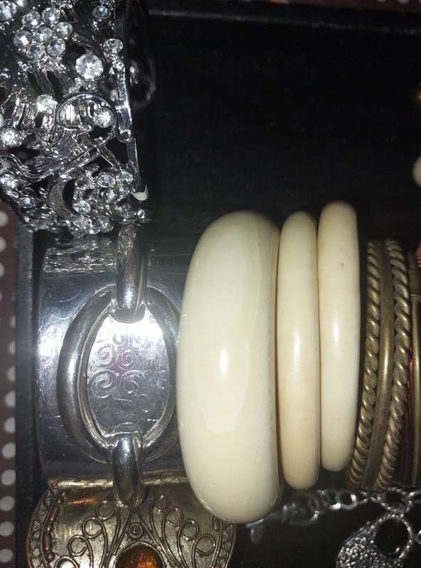 A VINTAGE COLLECTION QUALITY BANGLES AND BRACELETS SOLD AS IS