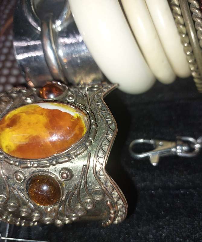 A VINTAGE COLLECTION QUALITY BANGLES AND BRACELETS SOLD AS IS