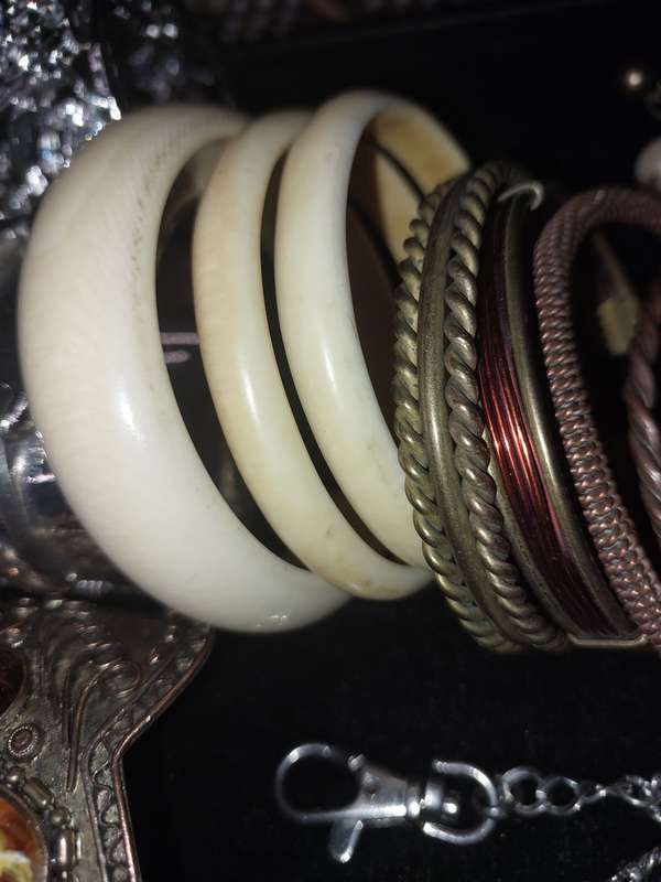 A VINTAGE COLLECTION QUALITY BANGLES AND BRACELETS SOLD AS IS