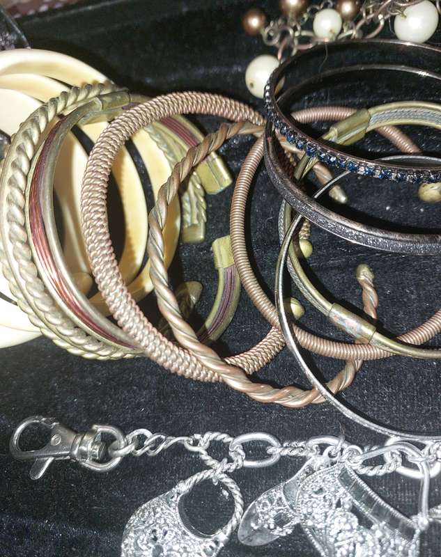 A VINTAGE COLLECTION QUALITY BANGLES AND BRACELETS SOLD AS IS