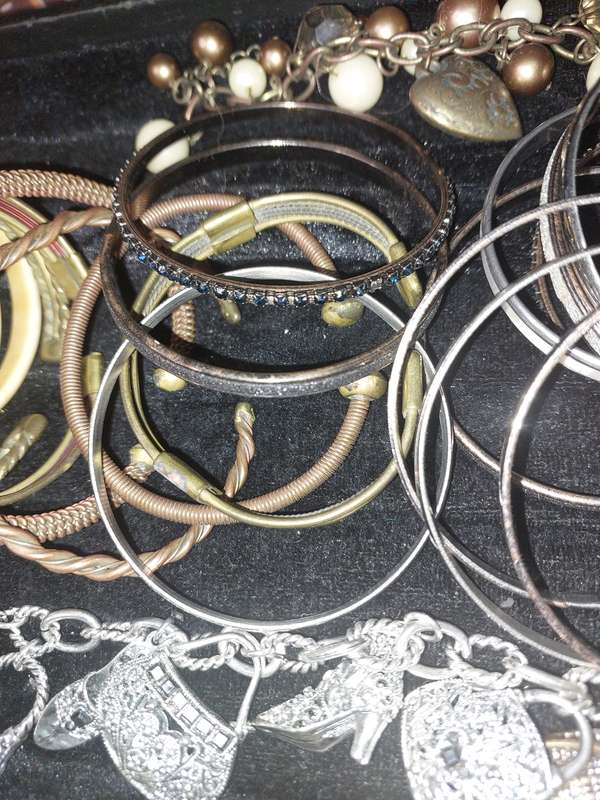 A VINTAGE COLLECTION QUALITY BANGLES AND BRACELETS SOLD AS IS