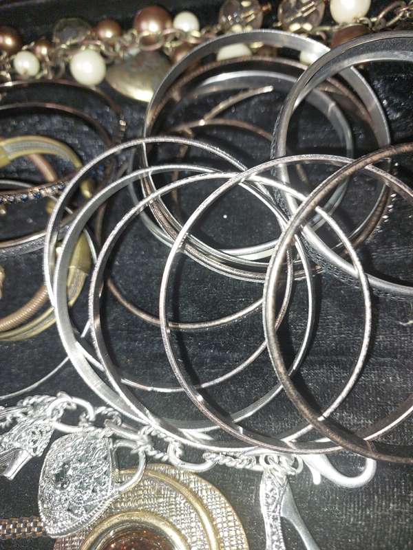 A VINTAGE COLLECTION QUALITY BANGLES AND BRACELETS SOLD AS IS