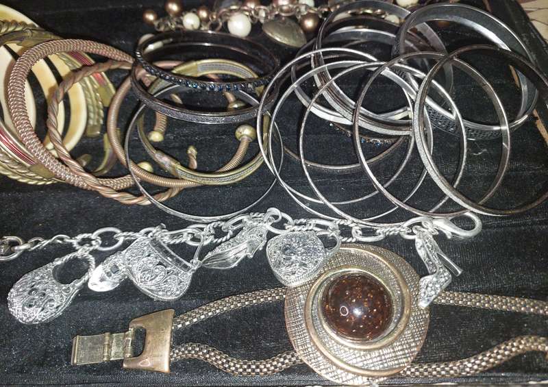 A VINTAGE COLLECTION QUALITY BANGLES AND BRACELETS SOLD AS IS