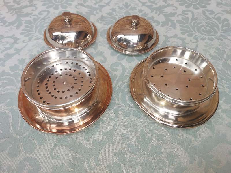 A SET OF TWO VINTAGE SIVERPLATED BUTTER SERVING DISHES