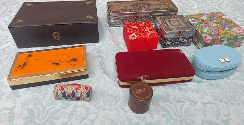 A JOBLOT COLLECTION JEWELRY BOXES SOLD AS IS