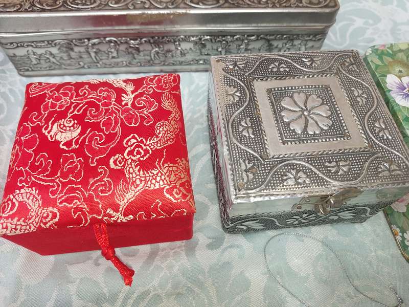 A JOBLOT COLLECTION JEWELRY BOXES SOLD AS IS
